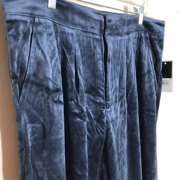 JUICY COUTURE Velour Wide Leg Cropped Pant - Picture 4 of 11